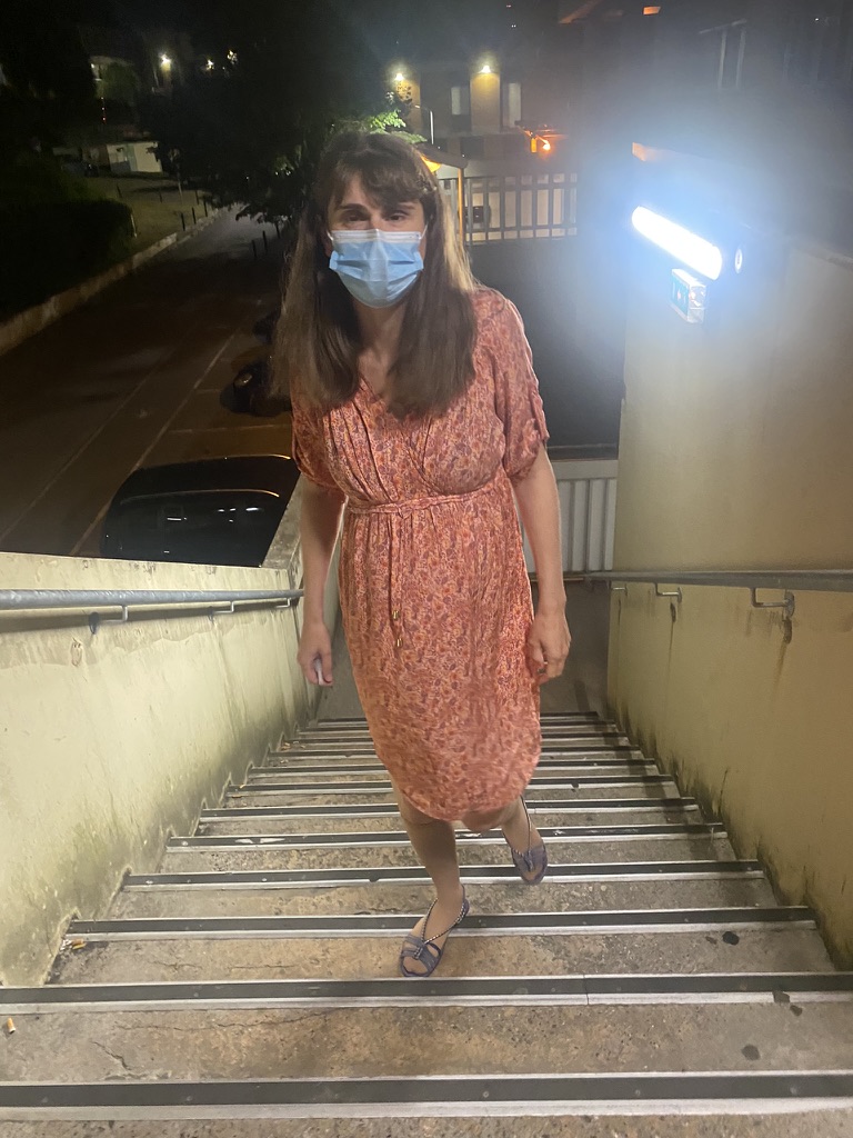 Mathilde arrivant à l'hôpital à 5 heures du matin pour aller accoucher (en montant les escaliers, on gagne du temps)