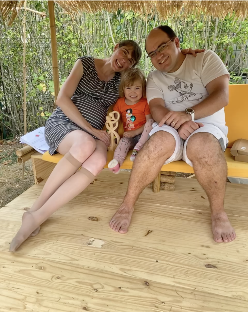 Dans la paillotte construite par Papy Ghyslain et Nonna